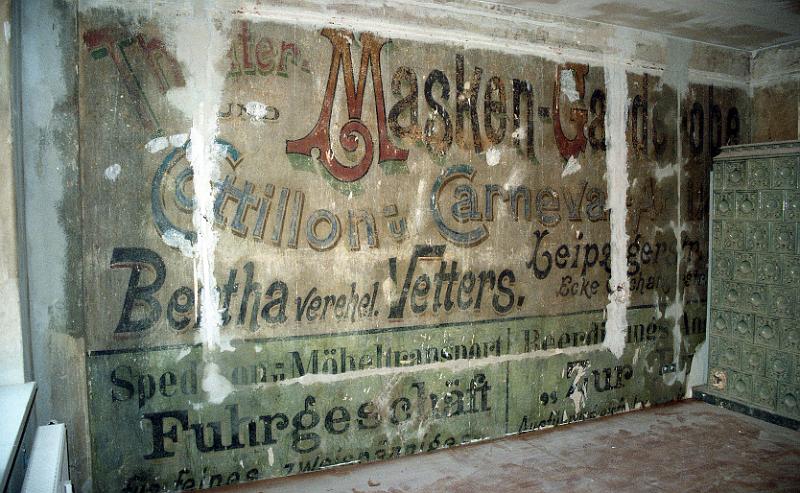 Dresden-Pieschen, Torgauer Str. 43, 14.8.2001 (1).jpg.jpg - ehem. Außenwand der Torgauer Str. 41, bei Sanierung im Haus Torgauer Str. 43 freigelegt - und von mir *leider* erst nach dem Elektriker entdeckt